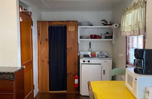 Northwood Cottage | Lakefront Green Cottage