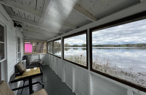 Northwood Cottage | Lakefront Green Cottage