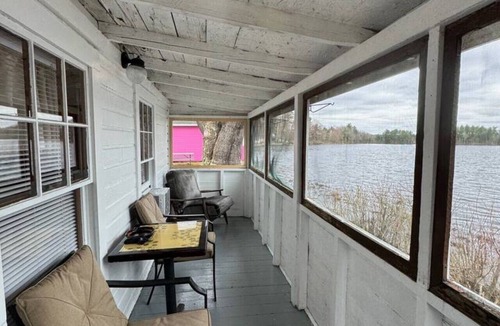 Northwood Cottage | Lakefront Green Cottage