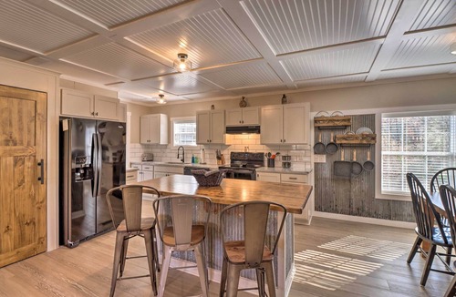 Greers Ferry Cabin | Lakefront Greers Ferry Cabin w/Covered Boat Slip!