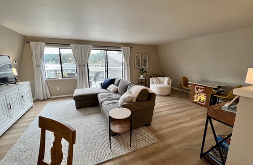 Lake Goodwin House | Lakefront Guest House~with lots of water toys! Close to shopping & casinos!