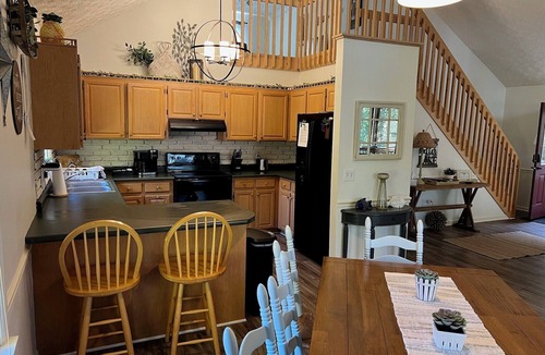 Westminster House | LAKEFRONT HARTWELL! Good dogs welcome! Covered dock, fire pit, kayaks!