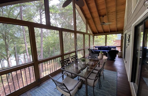 Westminster House | LAKEFRONT HARTWELL! Good dogs welcome! Covered dock, fire pit, kayaks!