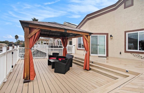 Discovery Bay House | Lakefront Haven Boat Rental Sleeps 4 people