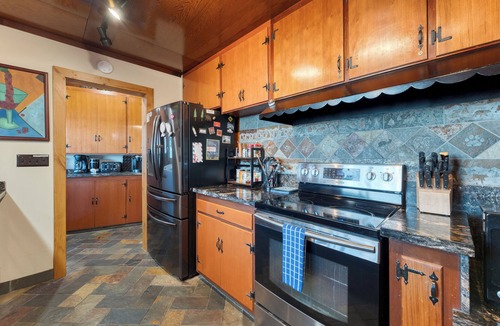 Homewood House | Lakefront Haven by AvantStay | Minutes to Ski Resorts | Private Dock