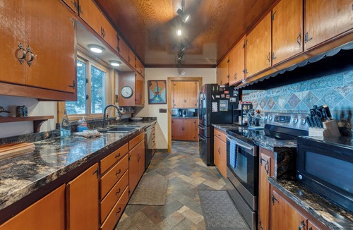 Homewood House | Lakefront Haven by AvantStay | Minutes to Ski Resorts | Private Dock