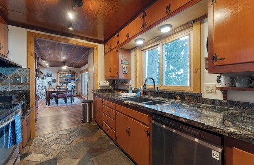 Homewood House | Lakefront Haven by AvantStay | Minutes to Ski Resorts | Private Dock