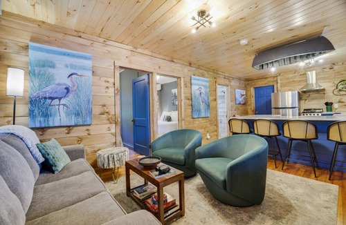 Saylorsburg House | Lakefront Haven: Modern Cottage