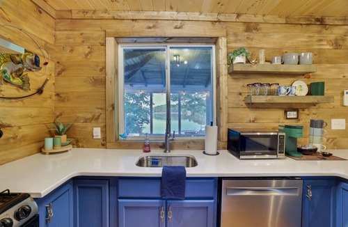 Saylorsburg House | Lakefront Haven: Modern Cottage