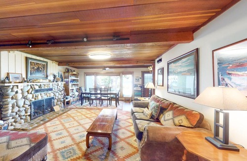 Homewood House | Lakefront Haven