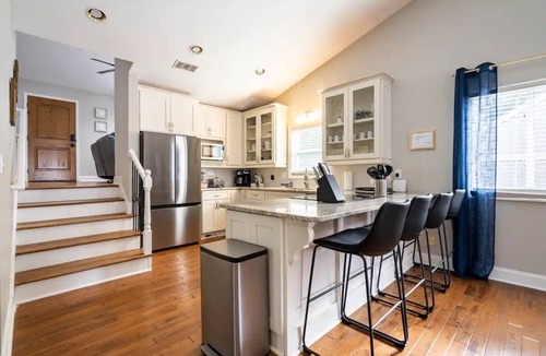 Waleska House | Lakefront -Heated Pool -EV Charger -Dock -Fire Pit -Kayaks -Game Room