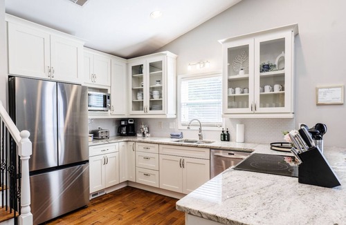 Waleska House | Lakefront -Heated Pool -EV Charger -Dock -Fire Pit -Kayaks -Game Room