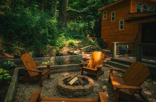 Martinsville Apartment | Lakefront Hilltop Cabin Hot tub Firepit