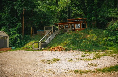 Martinsville Apartment | Lakefront Hilltop Cabin Hot tub Firepit
