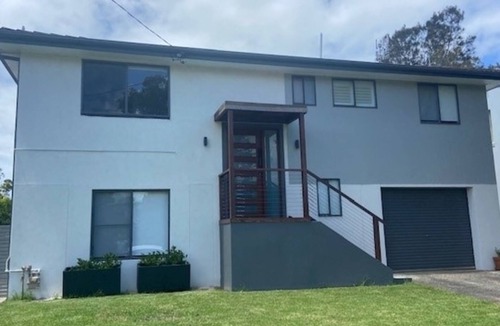 Berkeley Vale House | Lakefront Holiday Home