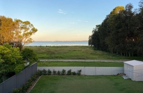 Berkeley Vale House | Lakefront Holiday Home