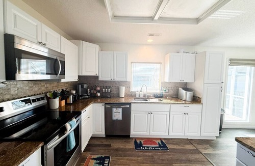 Linn Creek House | Lakefront Home-3BD/2.5BA/Dock/Grill/Firepit/Kayaks