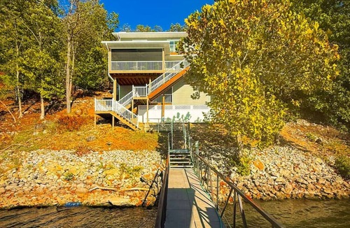 Linn Creek House | Lakefront Home-3BD/2.5BA/Dock/Grill/Firepit/Kayaks