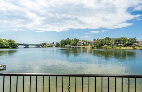 Lake Hamilton Condo | Lakefront home away from home!
