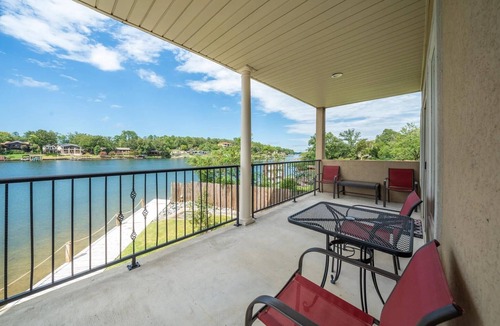 Lake Hamilton Condo | Lakefront home away from home!