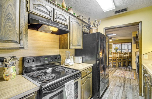 Jefferson House | Lakefront Home: Deck, Grills & Fire Pit in Karnack