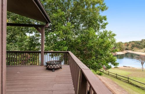 Jefferson City House | Lakefront Home Dock Covered Deck Fire Pit Dogs OK