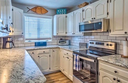 Gilbertsville House | Lakefront home near Moors