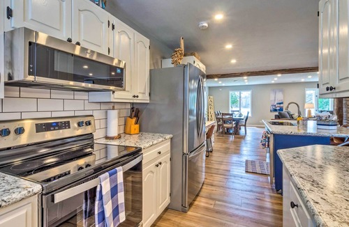 Gilbertsville House | Lakefront home near Moors