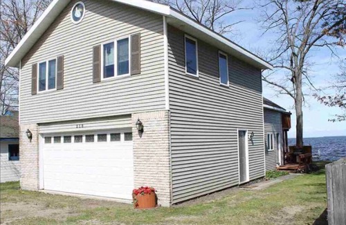 Prudenville House | lakefront home on Houghton Lake