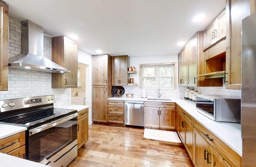 Rock Harbor Cabin | Lakefront Home, Sleeps 9・Views・Grill・Fire Pit・Dock