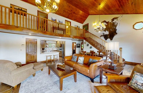 Rock Harbor Cabin | Lakefront Home, Sleeps 9・Views・Grill・Fire Pit・Dock