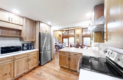 Rock Harbor Cabin | Lakefront Home, Sleeps 9・Views・Grill・Fire Pit・Dock