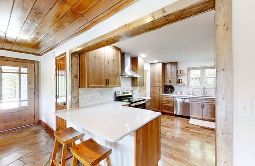 Rock Harbor Cabin | Lakefront Home, Sleeps 9・Views・Grill・Fire Pit・Dock
