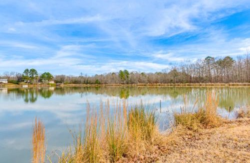 Gibson House | Lakefront Home w/Yard & Deck in North Little Rock
