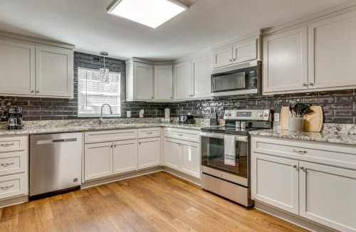 Gibson House | Lakefront Home w/Yard & Deck in North Little Rock