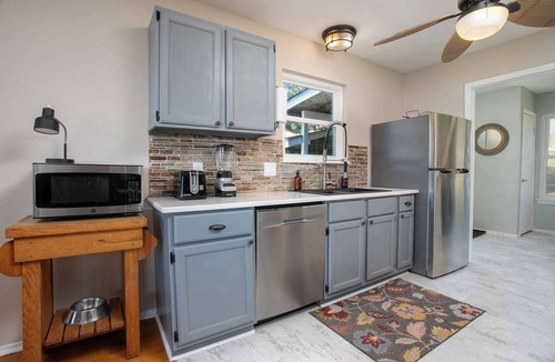 Flint House | ‼️Lakefront Home w/Dock, BBQ in Peaceful Flint
