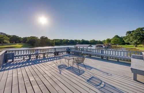 Enchanted Oaks House | Lakefront Home w/Dock in Mabank: Near Golfing!