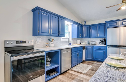 Cassville House | Lakefront Home w/Fire Pit in Eagle Rock