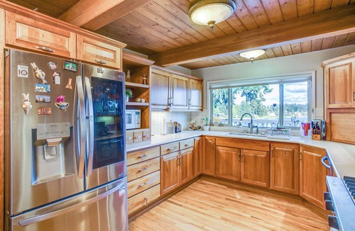 Covington House | Lakefront Home w/Fire Pit, Dock in Kent!