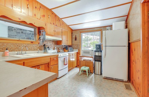 Hector House | Lakefront Home w/Private Dock in Alpine!