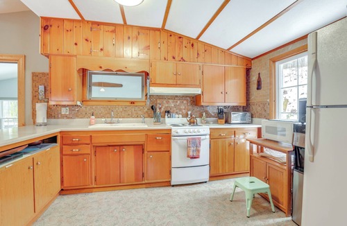 Hector House | Lakefront Home w/Private Dock in Alpine!