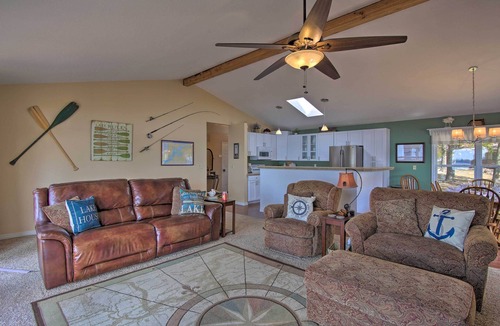 Grove House | Lakefront Home w/Shared Boat Ramp in Grove!