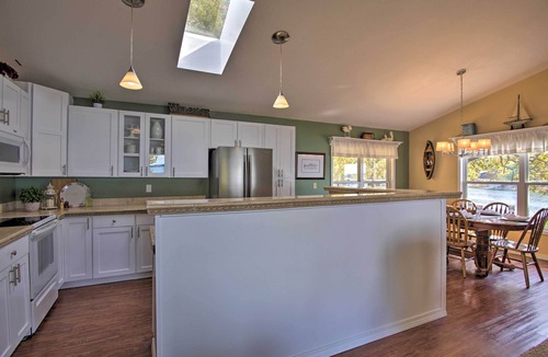 Grove House | Lakefront Home w/Shared Boat Ramp in Grove!
