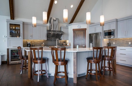 Bigfork House | Lakefront home with boat dock & private hot tub!