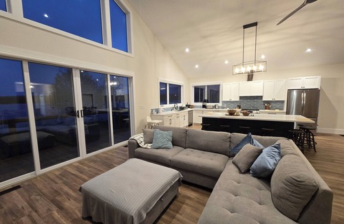 Roseneath House | Lakefront Home With Wheelchair Access, Private Boat Launch, Clean and New