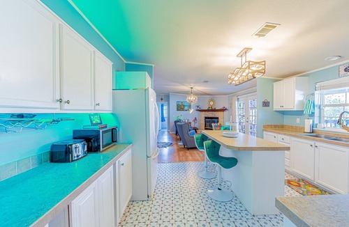 Dennis House | Lakefront Home with dock, 6 Kayaks, Hot Tub! 3 miles to Granbury Square