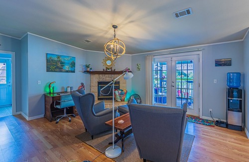 Dennis House | Lakefront Home with dock, 6 Kayaks, Hot Tub! 3 miles to Granbury Square