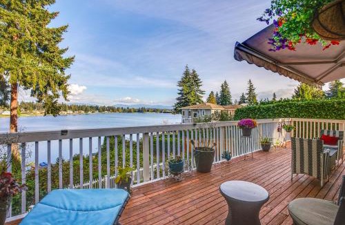 Covington House | Lakefront Home with Fire Pit, Dock in Kent!