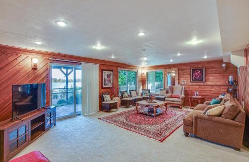 Covington House | Lakefront Home with Fire Pit, Dock in Kent!