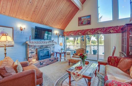 Covington House | Lakefront Home with Fire Pit, Dock in Kent!